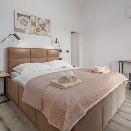 Moderne Stefany Mit Pool Und Panoramablick Poreč