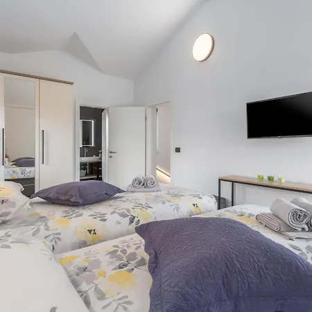 Moderne Stefany Mit Pool Und Panoramablick Ferienhaus *