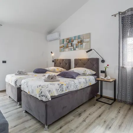 Moderne Stefany Mit Pool Und Panoramablick Poreč