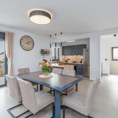 Feriehus Moderne Stefany Mit Pool Und Panoramablick