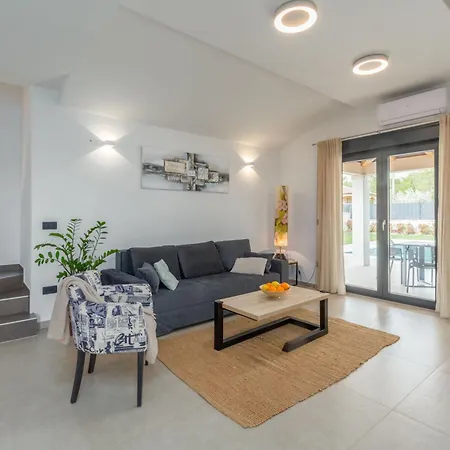 Moderne Stefany Mit Pool Und Panoramablick Poreč