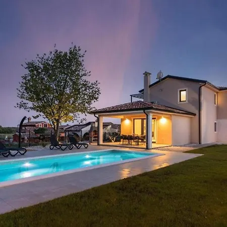 Moderne Stefany Mit Pool Und Panoramablick