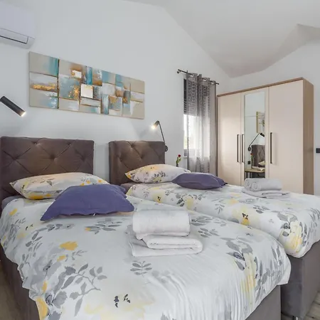 Moderne Stefany Mit Pool Und Panoramablick