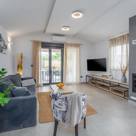 Moderne Stefany Mit Pool Und Panoramablick Holiday home