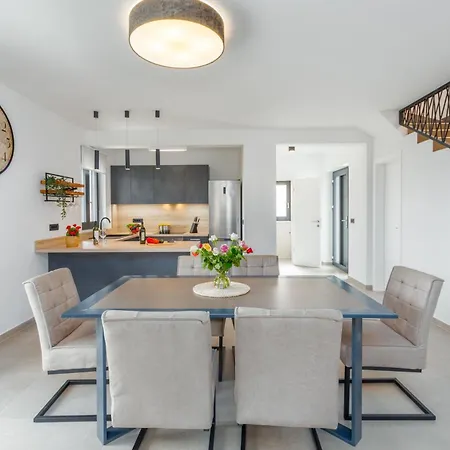 Moderne Stefany Mit Pool Und Panoramablick * Πόρετς