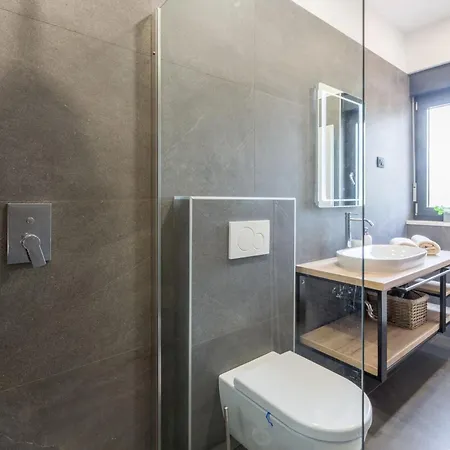 Moderne Stefany Mit Pool Und Panoramablick * Πόρετς