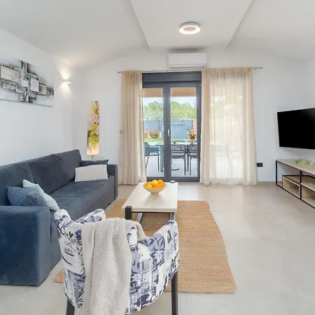 Moderne Stefany Mit Pool Und Panoramablick Πόρετς